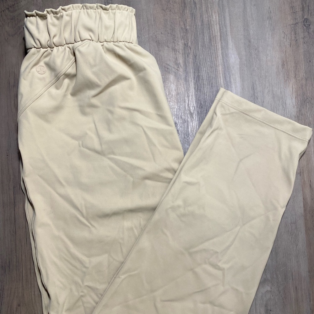 Lululemon size 4 on the fly pant in khaki
